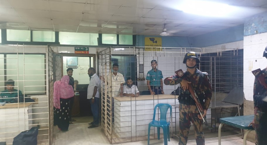 সেনা ও বিজিবি মোতায়েনের পর ঢামেকে চিকিৎসাসেবা শুরু